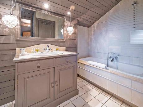 Chalet Etienne - Badezimmer @Rich Roberts